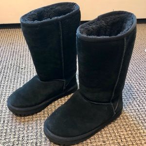Black classic UGG